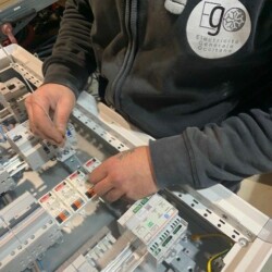 Préparation armoire électrique en atelier